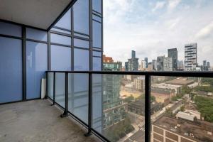 George St - Modern Suite w Balcony View, Торонто