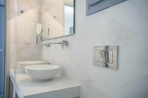 Nautilus Suites, Парикия