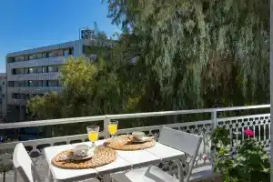 Bright stylish flat 10' walk to centre, Ираклион
