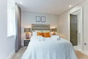 Luxury 2 bed with lift ac and concierge, Лондон