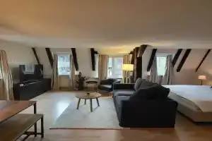 Stylish Apartment in the Heart of Zug by Airhome, Цуг
