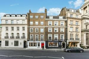 10 Curzon Street Apartments by Mansley, Лондон