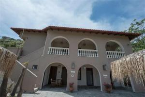 The Beach House, Афитос