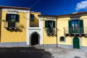 Palazzo Previtera, Лингваглосса