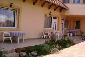 Aranyhal Apartman, Хевиз