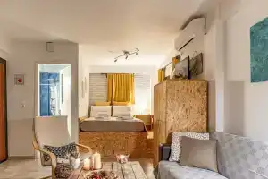 Downtown Yellow Studio - Central Secret Nest, Каламата