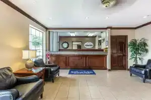 Suburban Studios near University of North Carolina-Charlotte, Шарлотт