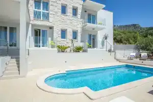 Villa Blanca, Бол