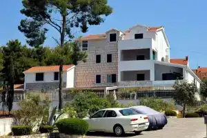 Villa Anni, Сутиван