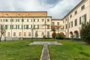 University Apartment con parcheggio e giardino, Феррара