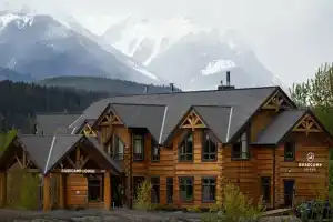 Basecamp Lodge Golden, Голден