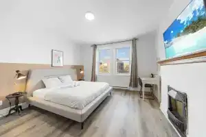 Spacious Renovated Apartment Sleeps 12, Монреаль