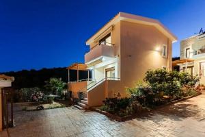 Villa Armonia - Beachfront Majestic Retreat, Петалидион