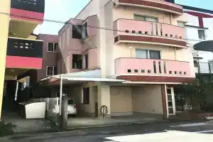 Chatan Tall House, Гинован
