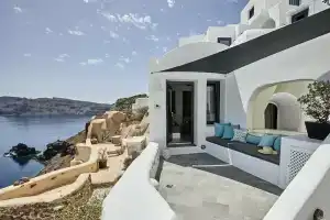 Blue Art Caves, Ия