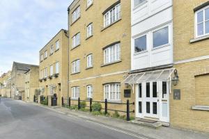 Altido Calm 2br Apt w Parking & Patio, near London Eye, Лондон