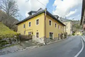 Hladik House - Alpi Giulie Cosy Apartment, Тарвизио