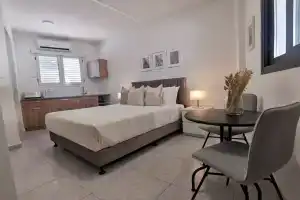 Phaedrus Living: Alkminis Seaside Luxury Flat 02, Пафос