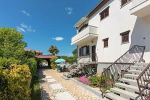 Apartment 1792, Štinjan