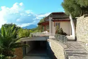 Villa Sarolli, Ашеа