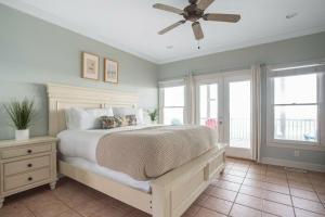 Poseidon - Beachside Getaway w Balconies & Hot Tub, Фолли-Бич