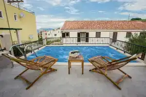 Suzi1 - With Pool - H, Сутиван