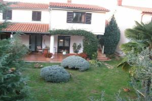 Simple apartment for 2 in Banjole