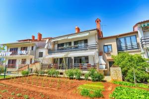 Apartment 628, Štinjan