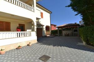 Apartment 344, Štinjan