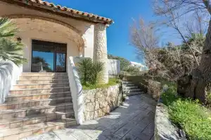 Emma's Villa facing the sea with swimming pool, Торре-Суда