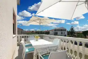 Apartment 1490, Štinjan