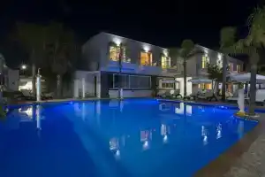 Family Deluxe For 5, Ставрос