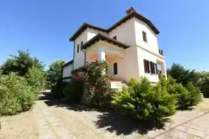 Savina's Maisonette, Неа-Плайя