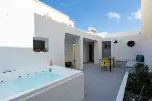 Villa Tholos with Private Jacuzzi, Камари