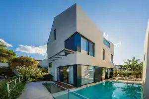 Omega Villas Complex, Сутиван