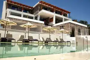 Kouros Stone Suites, Хараки