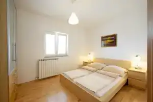 Bc Apartments, Сень