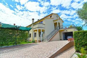 Apartment 739, Štinjan