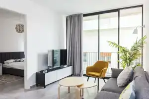 Modern Apartment Walking from the beach, Бат-Ям