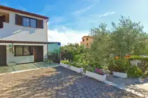 Apartment 1460, Пула