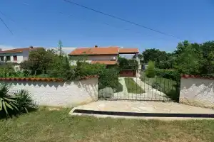 Apartment for 3 Persons in Quiet Part of Premantura With Beautiful Garden and Partial sea View, Премантура