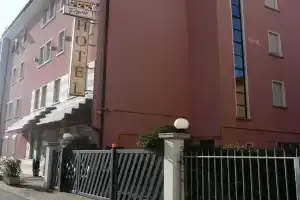 Hotel «Paris», Местре