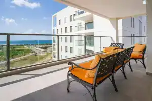 Bright Sunny Holiday Home with Sea Views, Нагария