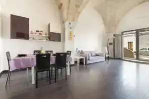 2094 La Dolce Vita Suite, Аветрана