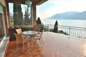 Apartment Windows On The Lake, Мальчезине