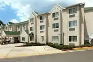 Days Inn & Suites by Wyndham Tampa/Raymond James Stadium, Тампа