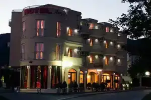 Hotel Regina, Биела