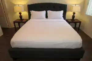 Next to Four Season Hotel, Luxury Apartment, Лос-Анджелес