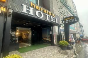 Heraldic Room Hotel, Эсеньюрт