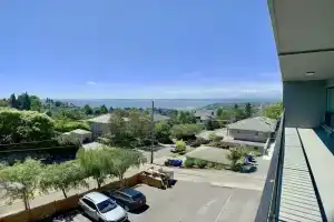 Centrally Located-Water Views, Сиэтл